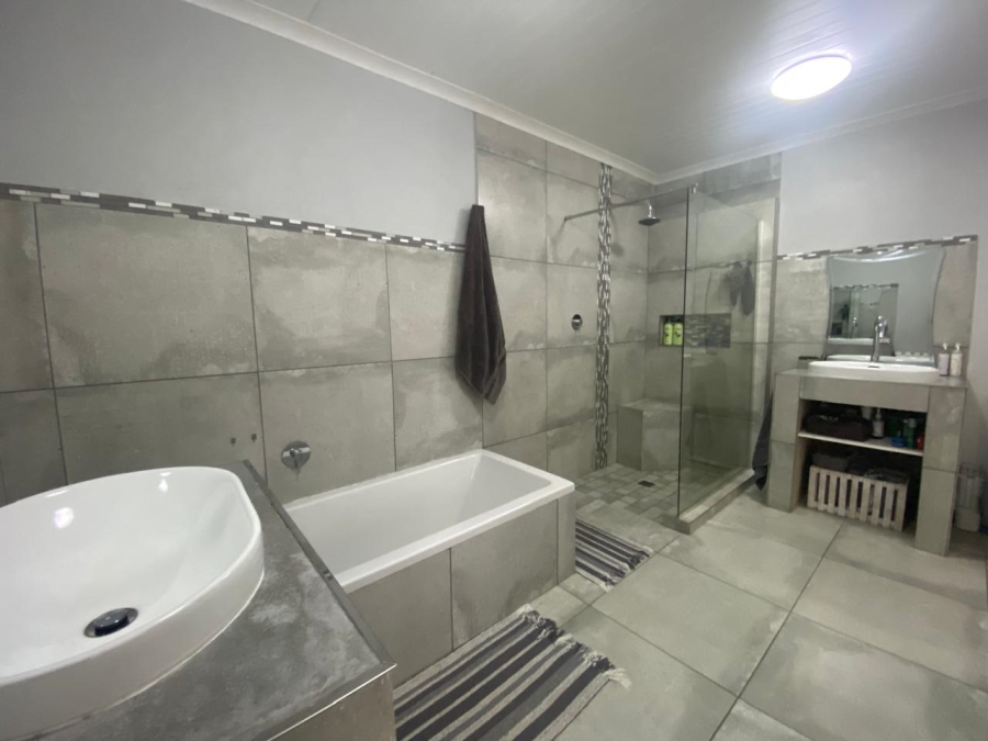 4 Bedroom Property for Sale in Pringle Bay Western Cape